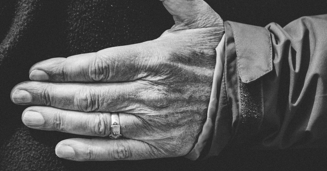 man wearing a tungsten wedding band — does tungsten tarnish