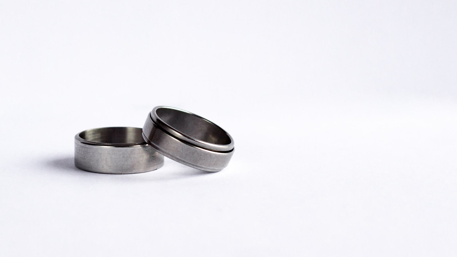 Stone Inlay Wedding Bands: A 2026 Buyer's Guide for Men